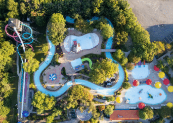 ¿Un día de diversión? Bebé nace de forma inesperada en un parque acuático de EU
