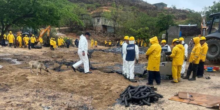 ¿Está controlada la fuga en Salina Cruz? Pemex dice que sí y avanza saneamiento