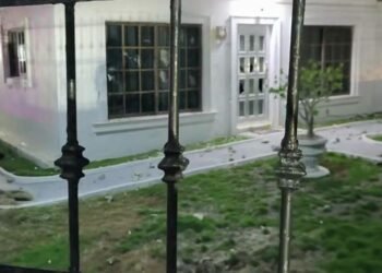 Furia vecinal en Kanasín; apedrean casa de exmilitar tras agresión a vendedora