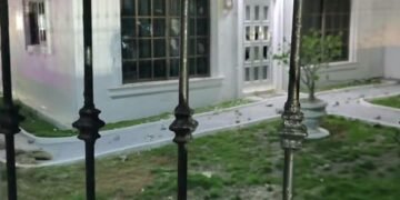 Furia vecinal en Kanasín; apedrean casa de exmilitar tras agresión a vendedora