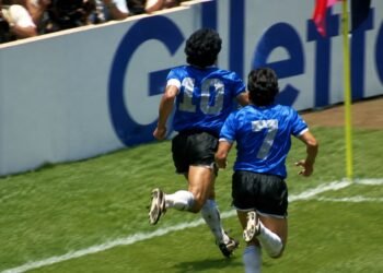 El balón de Maradona que vio nacer la “Mano de Dios” y el “Gol del Siglo” va a subasta