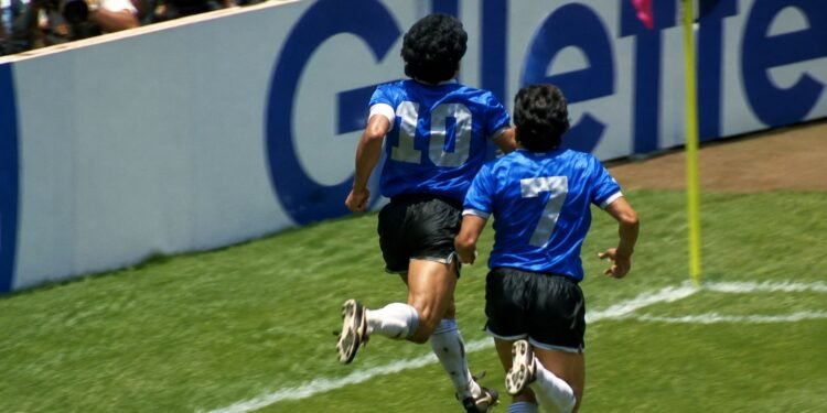 El balón de Maradona que vio nacer la “Mano de Dios” y el “Gol del Siglo” va a subasta