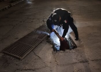 Cayó al drenaje y pasó ocho horas atrapado; video muestra su rescate en Nuevo León