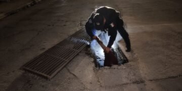 Cayó al drenaje y pasó ocho horas atrapado; video muestra su rescate en Nuevo León