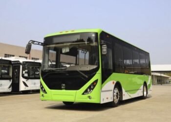Más de 100 autobuses permanecen retenidos en Lázaro Cárdenas por presunto adeudo millonario