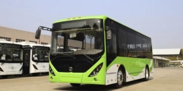 Más de 100 autobuses permanecen retenidos en Lázaro Cárdenas por presunto adeudo millonario