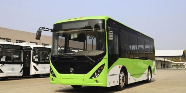 Más de 100 autobuses permanecen retenidos en Lázaro Cárdenas por presunto adeudo millonario
