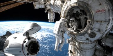 Alarma en el espacio: fuga de aire obliga a astronautas a prepararse para posible evacuación de la Estación Espacial Internacional