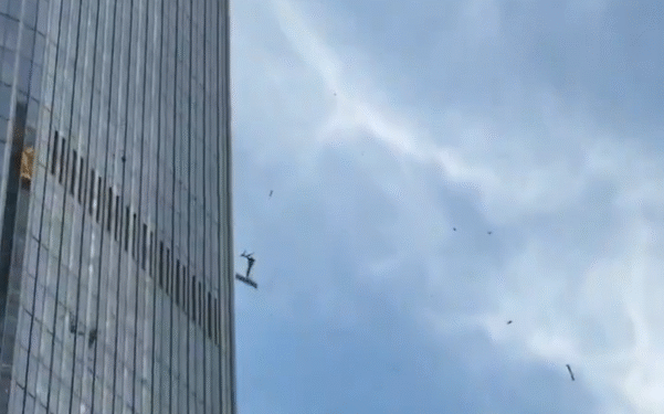 Impacto en el corazón financiero de Pekín: avioneta choca contra rascacielos