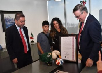 Con trato VIP: así fue recibido el “Pato Merlín” para proteger su marca