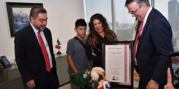 Con trato VIP: así fue recibido el “Pato Merlín” para proteger su marca