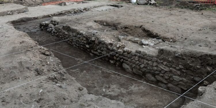 Descubren en Hidalgo un edificio con relieves de la Pirámide de los Atlantes. Esto revela