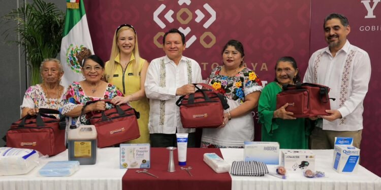¿Sabías que cientos de parteras mayas ya forman parte del sistema de salud?