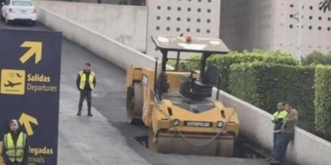 Máquina asfaltadora repara socavón en el aeropuerto y termina cayendo en él