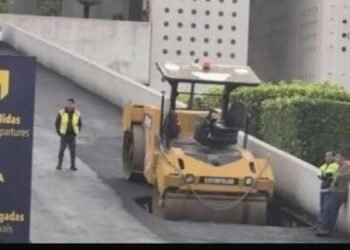 Máquina asfaltadora repara socavón en el aeropuerto y termina cayendo en él