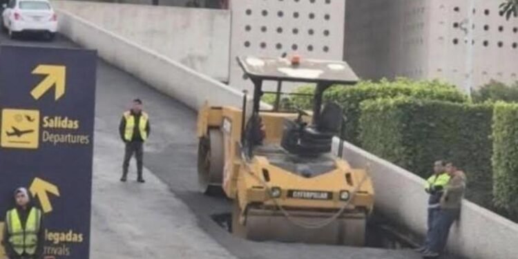 Máquina asfaltadora repara socavón en el aeropuerto y termina cayendo en él