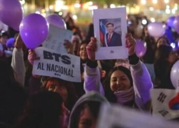 “No nos quiten este sueño”: fans de BTS realizan protesta pacífica en Santiago