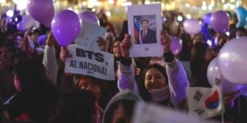 “No nos quiten este sueño”: fans de BTS realizan protesta pacífica en Santiago