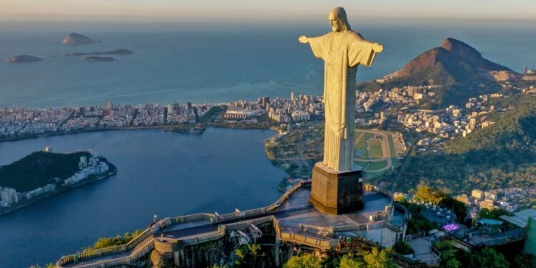 Ni las mejores selfis se salvan: el viento hizo de las suyas en el Cristo Redentor