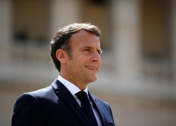Bombas estallan durante visita de Macron a Siria; mantiene su agenda