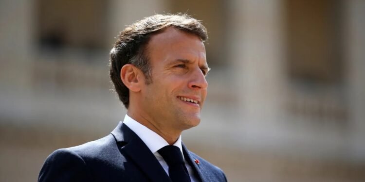 Bombas estallan durante visita de Macron a Siria; mantiene su agenda