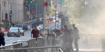 Incendio frente a la sede del ICE es investigado como acto de terrorismo