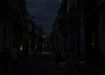 Cuba se queda a oscuras: colapsa la red eléctrica y deja sin luz a casi toda la isla
