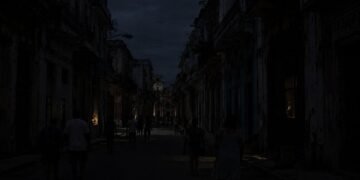 Cuba se queda a oscuras: colapsa la red eléctrica y deja sin luz a casi toda la isla