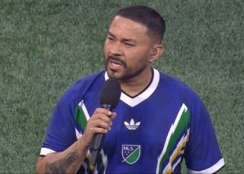 Noche de polémica en Charlotte: Frankie J falla al cantar el Himno Mexicano