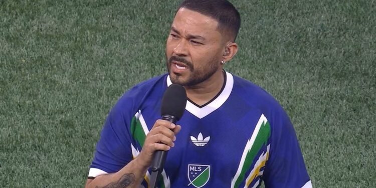 Noche de polémica en Charlotte: Frankie J falla al cantar el Himno Mexicano