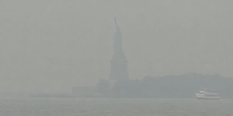 Nueva York bajo el humo; incendios en Canadá encienden las alertas antes de la final del Mundial