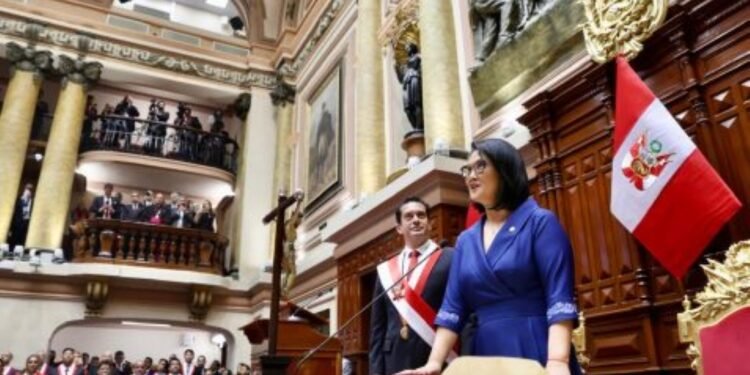 Entre aplausos y líderes internacionales, Keiko Fujimori toma el mando de Perú hasta 2031