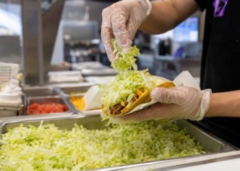 La pista estaba en la ensalada; la FDA vincula la lechuga con el brote de “diarrea explosiva”