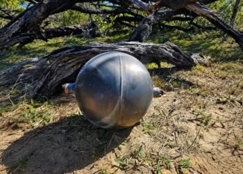 ¿Basura espacial? Australia investiga extraños objetos hallados en la playa