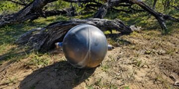 ¿Basura espacial? Australia investiga extraños objetos hallados en la playa
