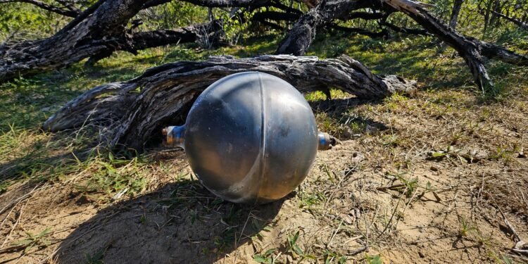 ¿Basura espacial? Australia investiga extraños objetos hallados en la playa