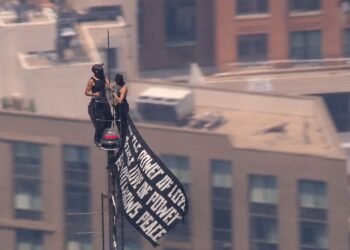 ¡Amor en las alturas! Suben hasta la antena del Empire State Building, despliegan una manta, se besan y terminan arrestados