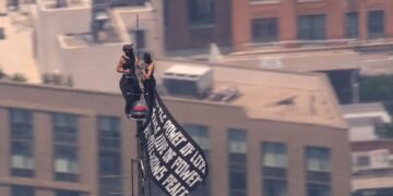 ¡Amor en las alturas! Suben hasta la antena del Empire State Building, despliegan una manta, se besan y terminan arrestados