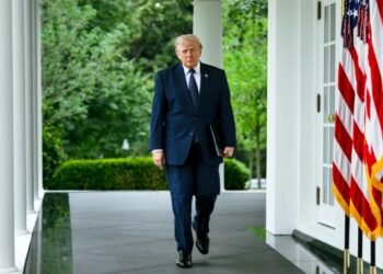 Trump defiende retenes del ICE pese a la muerte de migrantes; insiste en que son clave contra el crimen