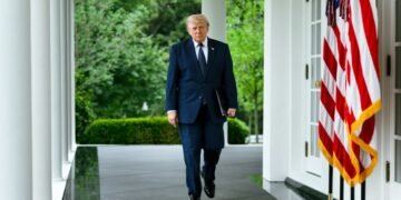 Trump defiende retenes del ICE pese a la muerte de migrantes; insiste en que son clave contra el crimen