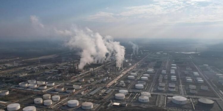 Cadereyta dispara producción de combustóleo; especialistas alertan por impacto ambiental