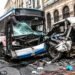 Autobús sin frenos desata caos en el Centro de Monterrey; cámaras del C4 captan la tragedia (video)