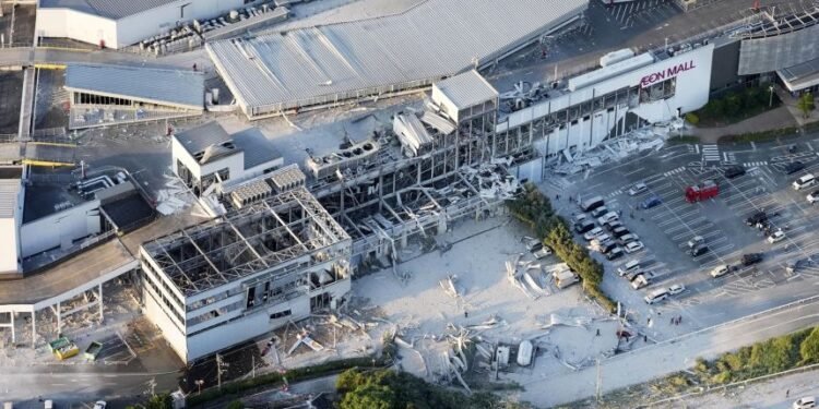 ¡Terror en Japón! Explosión en plaza comercial tras devastador terremoto de 7.1; hay decenas de personas atrapadas