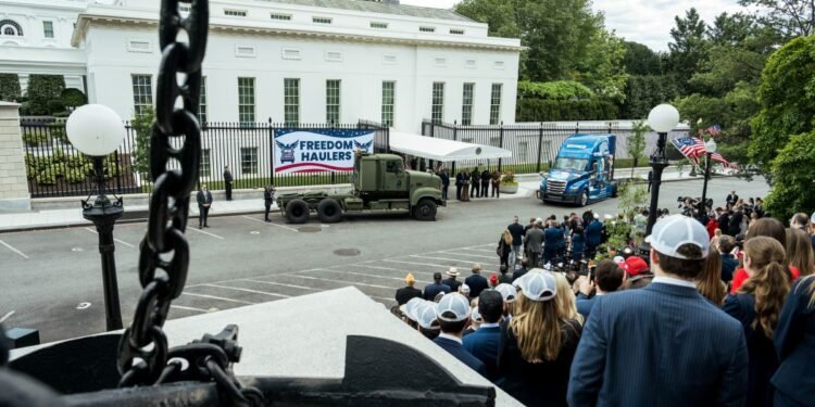 ¿Adiós a miles de camioneros? La nueva orden de Trump genera controversia