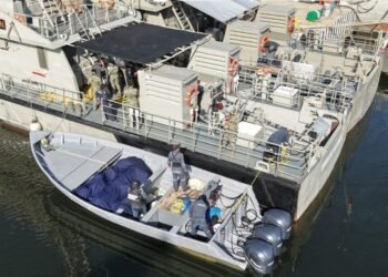 Narcolancha no logró escapar: Marina decomisa tonelada y media de cocaína