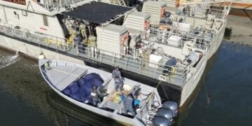 Narcolancha no logró escapar: Marina decomisa tonelada y media de cocaína