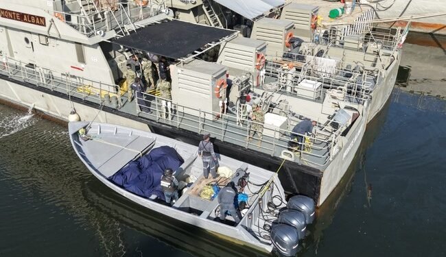 Narcolancha no logró escapar: Marina decomisa tonelada y media de cocaína