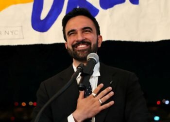 Alcalde de NY sorprende con “El Chisme Oficial”, un canal totalmente en español