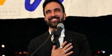 Alcalde de NY sorprende con “El Chisme Oficial”, un canal totalmente en español