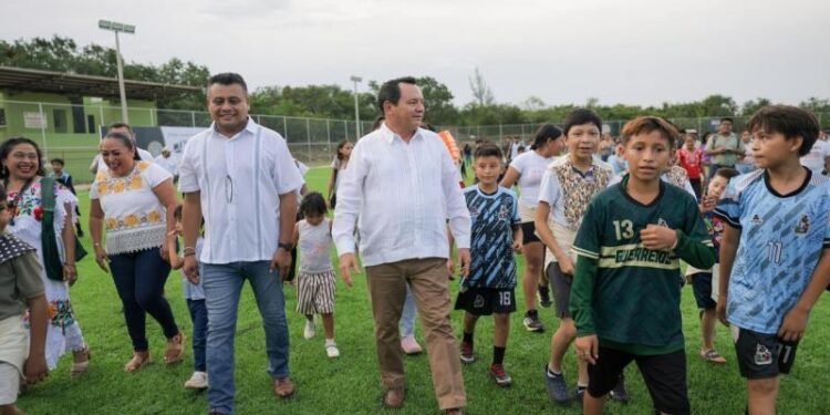 Estrenan cuatro canchas en Yucatán; beneficiarán a más de 8 mil personas